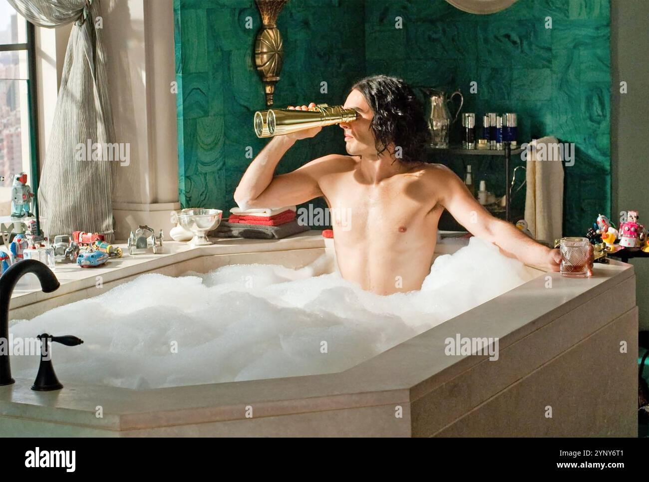ARTHUR 2011 Warner Bros Film con Russell Brand nel ruolo di Bozy Arthur Bach Foto Stock