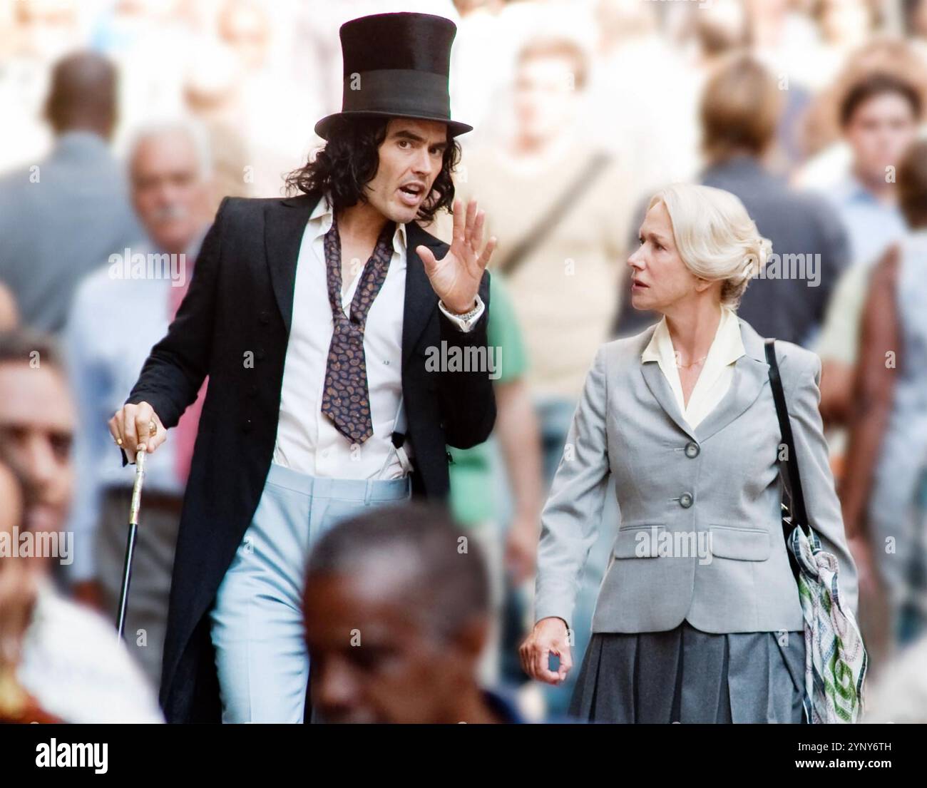 ARTHUR 2011 Warner Bros Film con Russell Brand nel ruolo di Bozy Arthur Bach e Helen Mirren nel ruolo della sua tata Lillian Hobson Foto Stock
