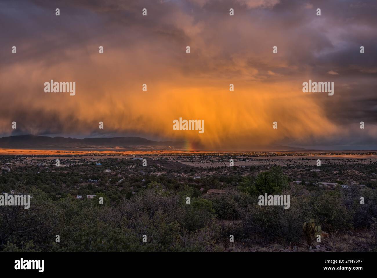 Tempesta autunnale in avvicinamento alla Chino Valley al tramonto, Arizona, Stati Uniti Foto Stock
