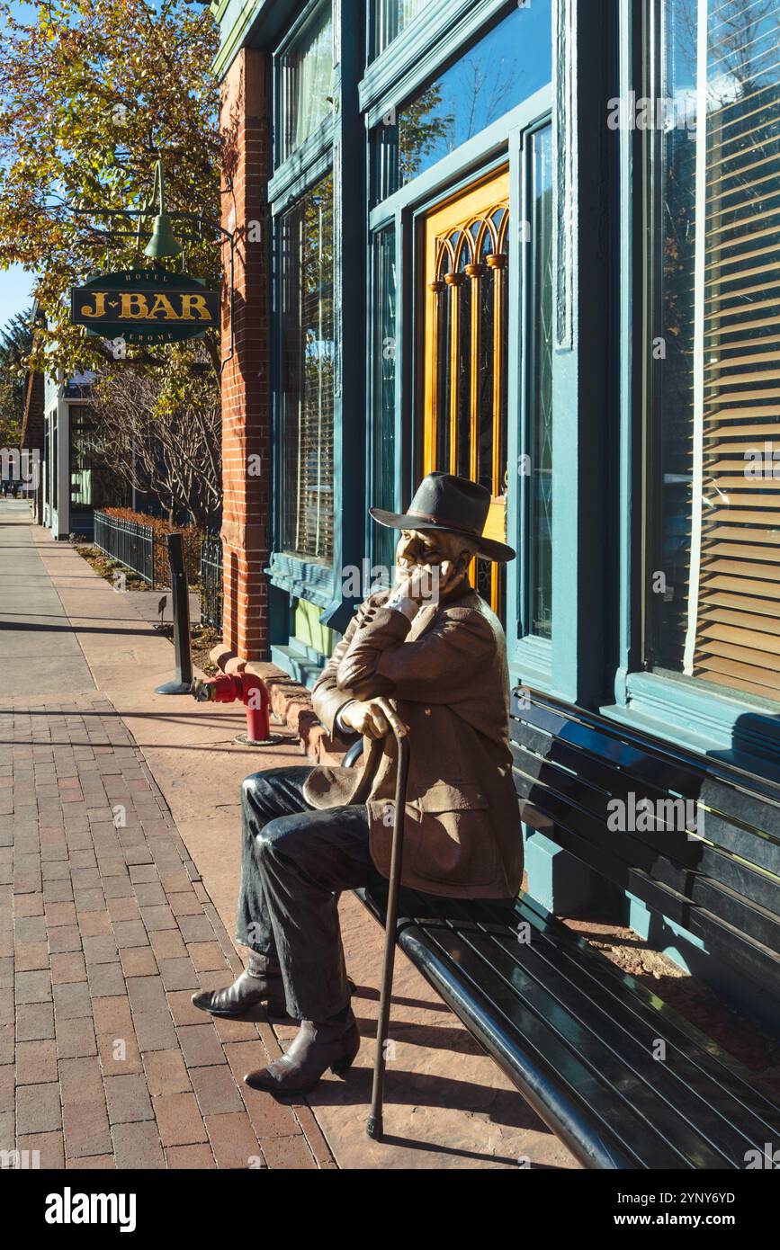 Il giudice sul marciapiede dello scultore Seward Johnson siede su una panchina di fronte all'Hotel Jerome, cartello J-Bar sullo sfondo, Aspen, Colorado, USA. Foto Stock
