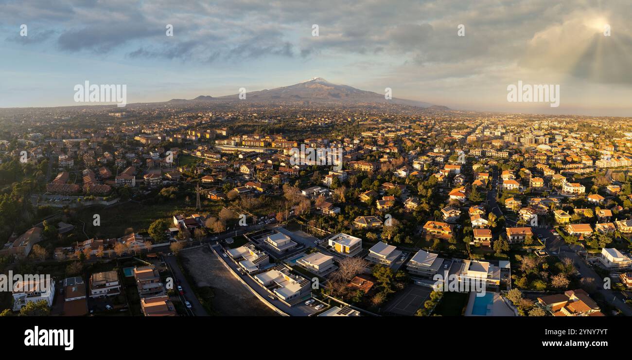 Vista aerea del vulcano Etna e del paesaggio urbano di Catania, Sicilia, Italia Foto Stock