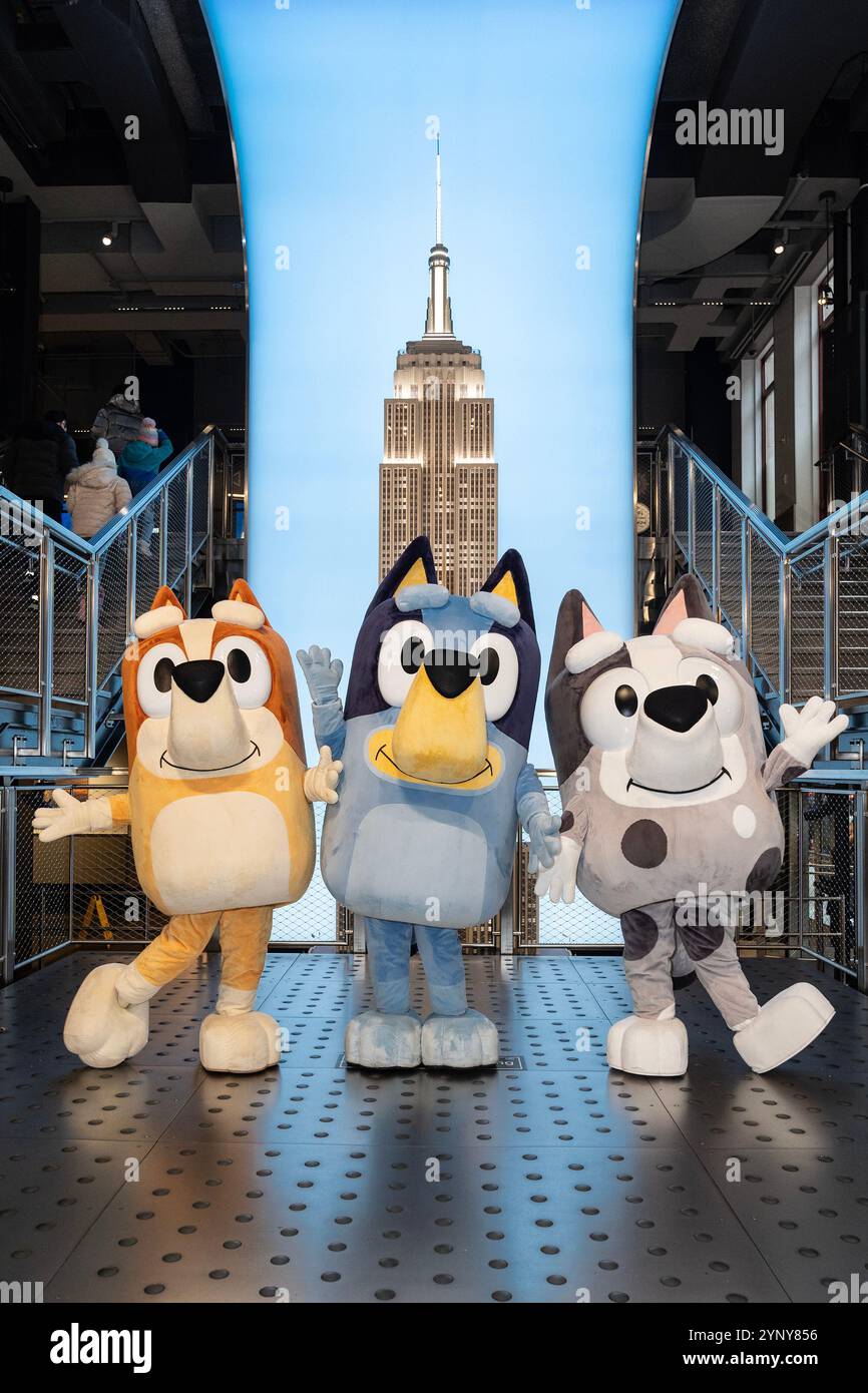 New York, NY, USA, 22 novembre 2024: Bingo, Bluey, Muffin della serie televisiva animata Disney 'Bluey' visita l'Empire State Building a New York il 22 novembre 2024 in vista della parata del giorno del Ringraziamento di Macy, dove volerà la mongolfiera di Bluey. Crediti: Lev Radin/Alamy Live News Foto Stock