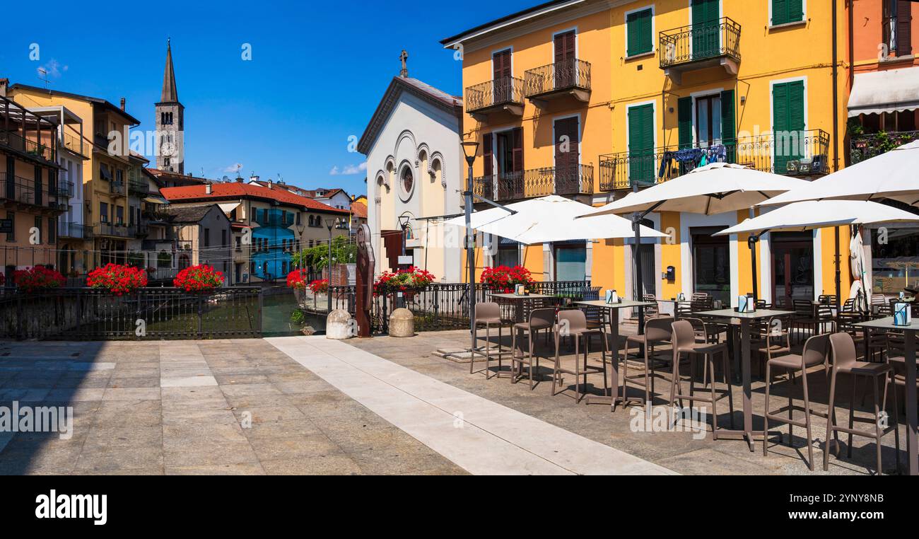 Italia, lago d'Orta. Piemonte. (Lago di Orta). Pittoresca cittadina colorata di Omegna con affascinanti canali e strade floreali Foto Stock