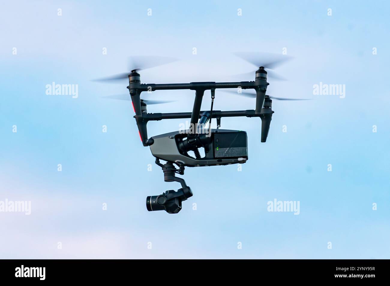 Visuale ad angolo basso di un drone con videocamera di grandi dimensioni in volo, British Columbia, Canada Foto Stock