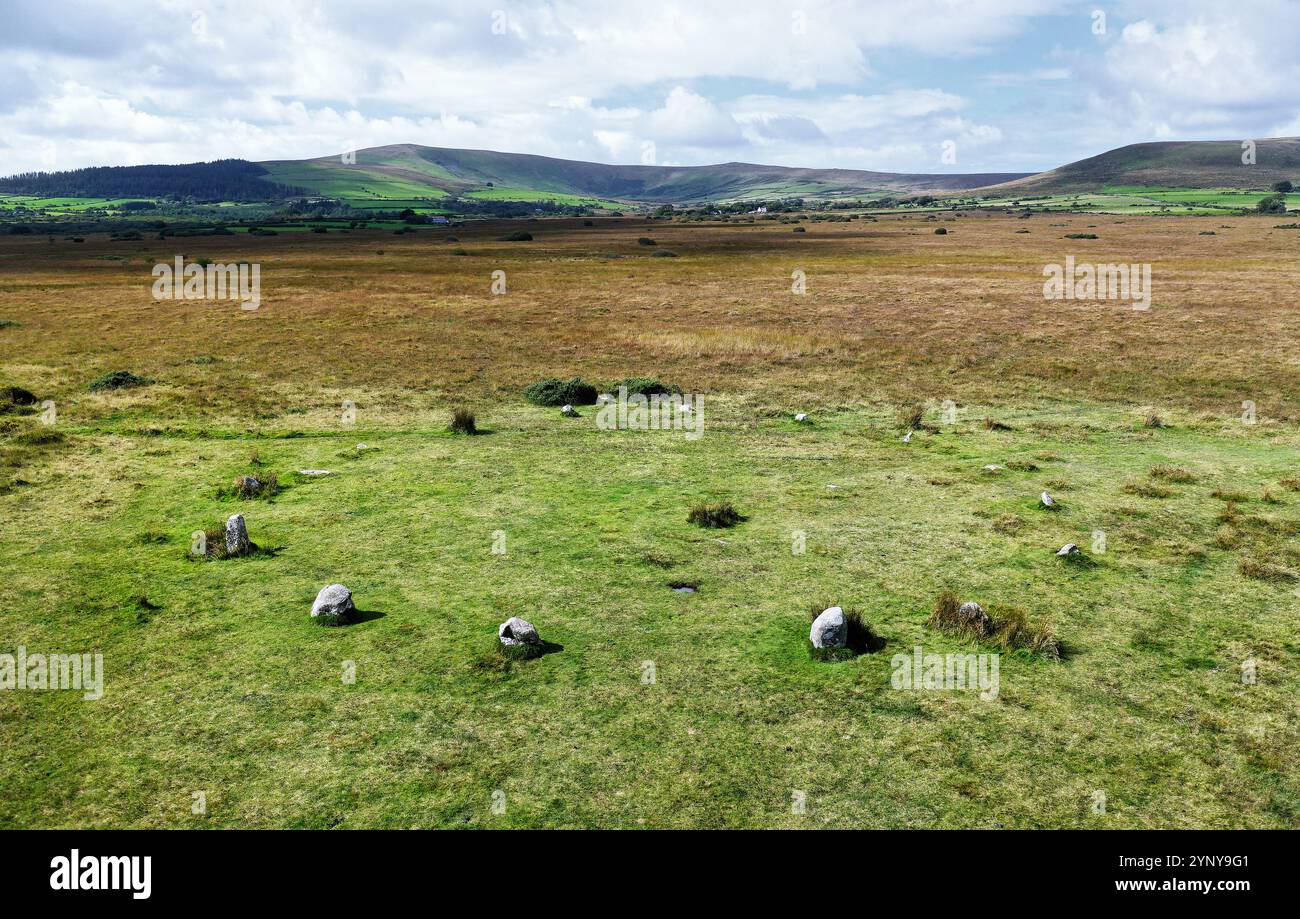 Gors Fawr cerchio di pietre preistoriche dell'età del bronzo sotto i monti Preseli, Pembrokeshire, Galles. Anello di 22 metri di 16 pietre Vista da NW a Foel Cwmcerwyn Foto Stock