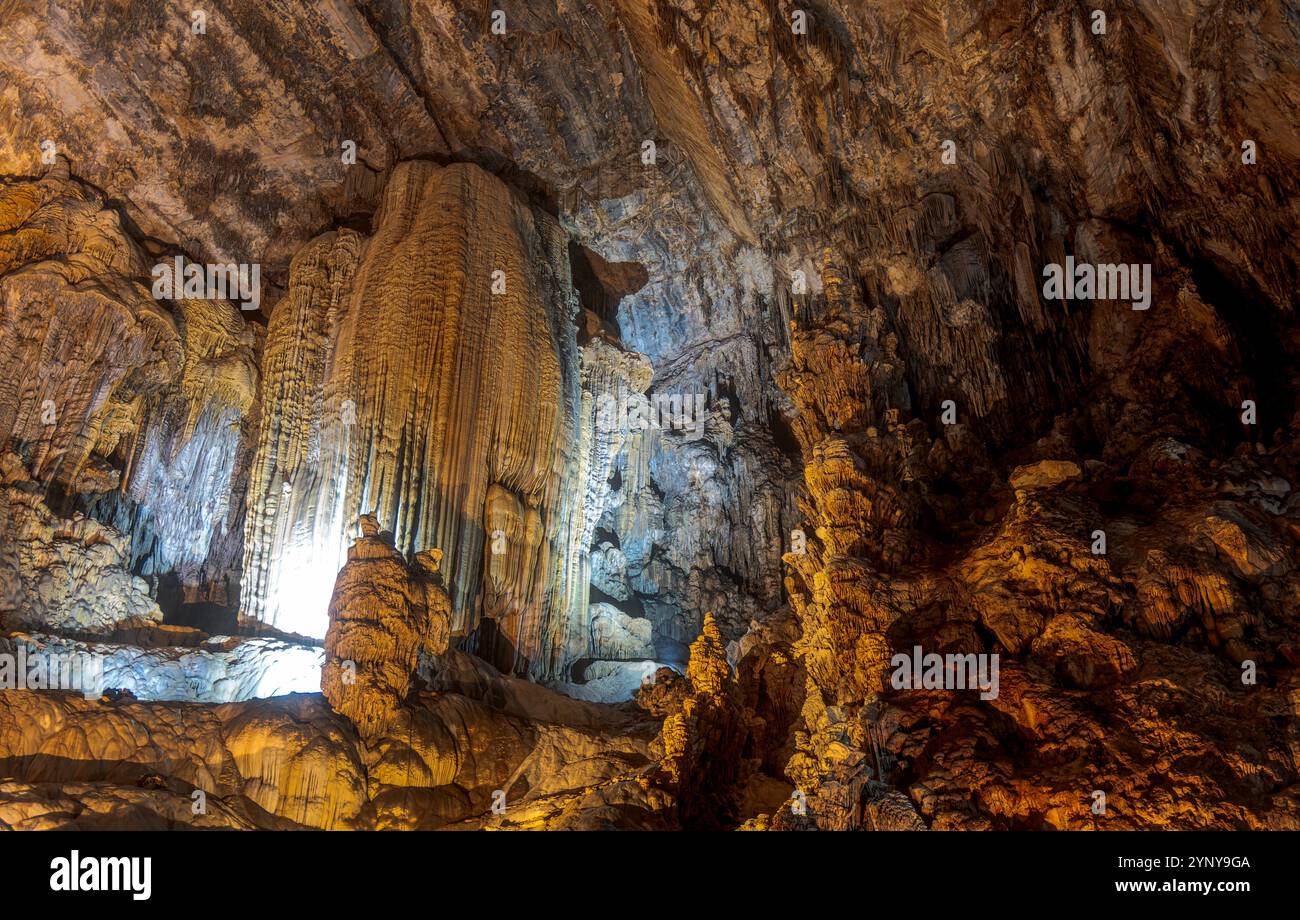 Intricate formazioni calcaree sono esposte nel Parco nazionale delle grotte di Cacahuamilpa, con luci soffuse che evidenziano le loro texture uniche. Visitatori Foto Stock