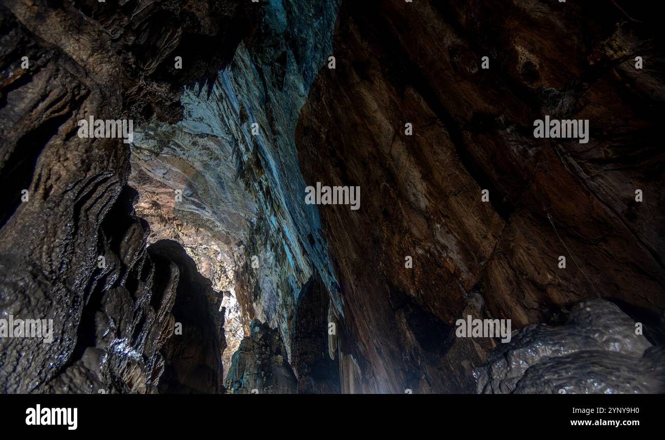 Nel profondo del Parco Nazionale di Cacahuamilpa, sopra le splendide formazioni rocciose, illuminate da luci soffuse che rivelano le intricate texture e il vibran Foto Stock