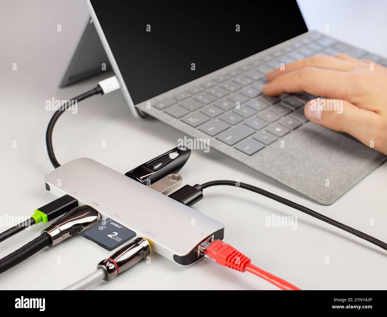 Hub USB multiporta collegato al computer portatile Foto Stock