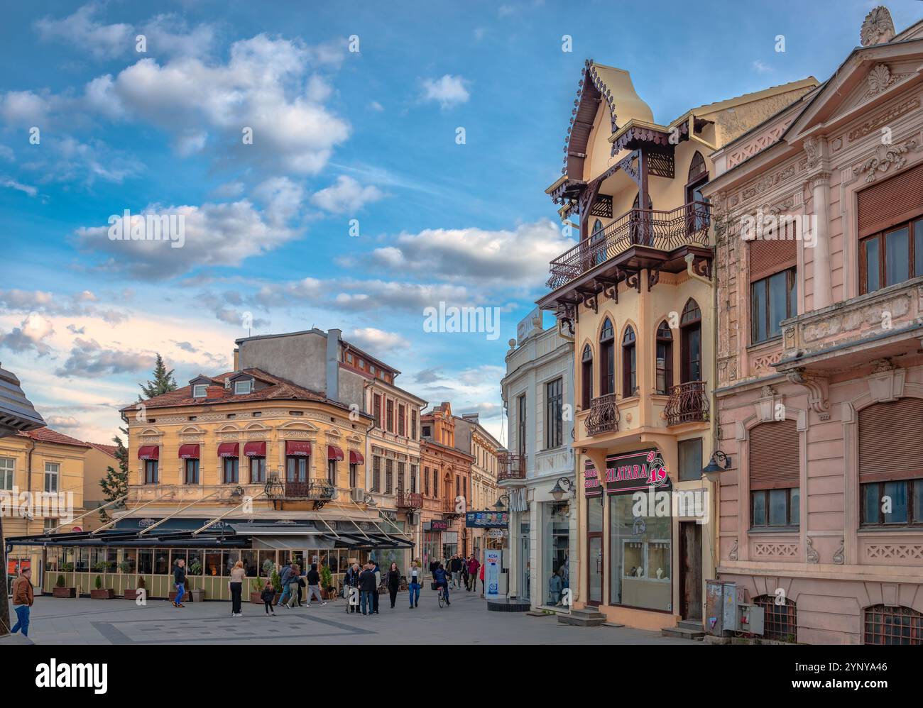 Piazza Magnolia, una piccola piazza nel centro di Bitola che si interseca con la strada pedonale Shirok Sokak. In Macedonia del Nord. Foto Stock