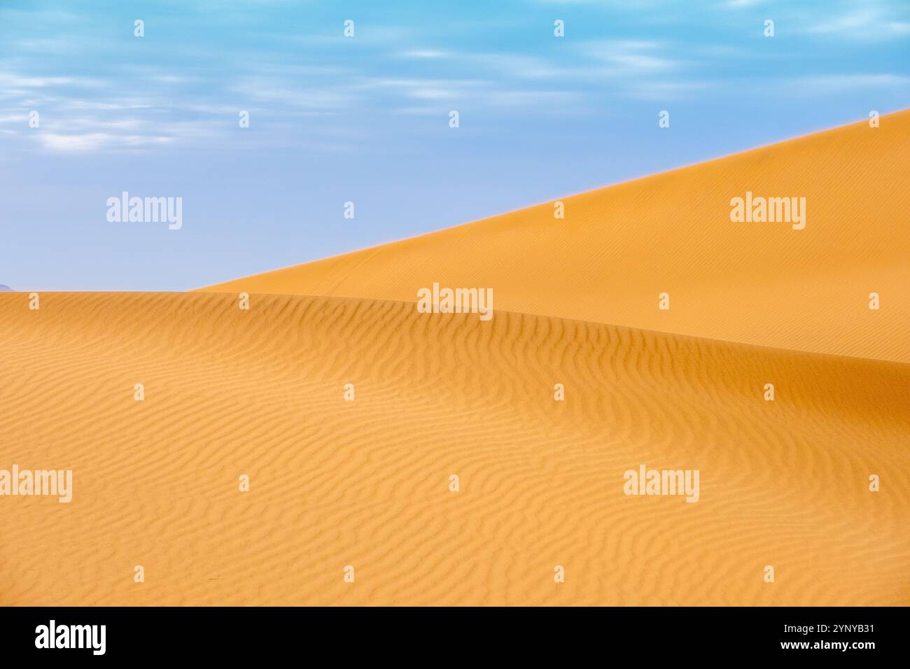 Dune del deserto a Tinfou vicino Zagora, ai margini del Sahara in Marocco Foto Stock