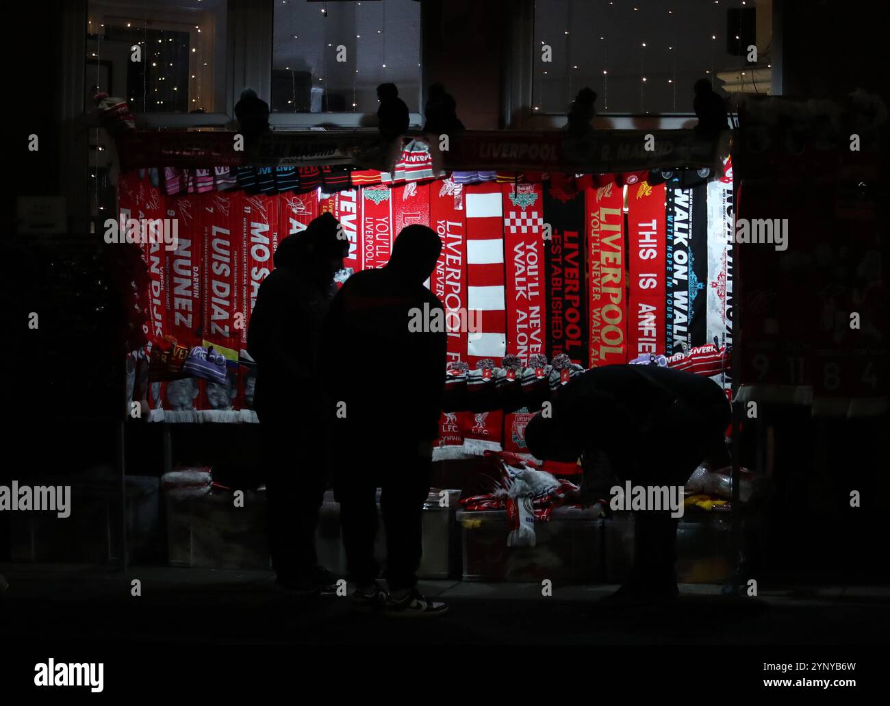 Liverpool, Regno Unito. 27 novembre 2024. Venditori di sciarpe durante la partita di UEFA Champions League ad Anfield, Liverpool. Il credito per immagini dovrebbe essere: Jessica Hornby/Sportimage Credit: Sportimage Ltd/Alamy Live News Foto Stock