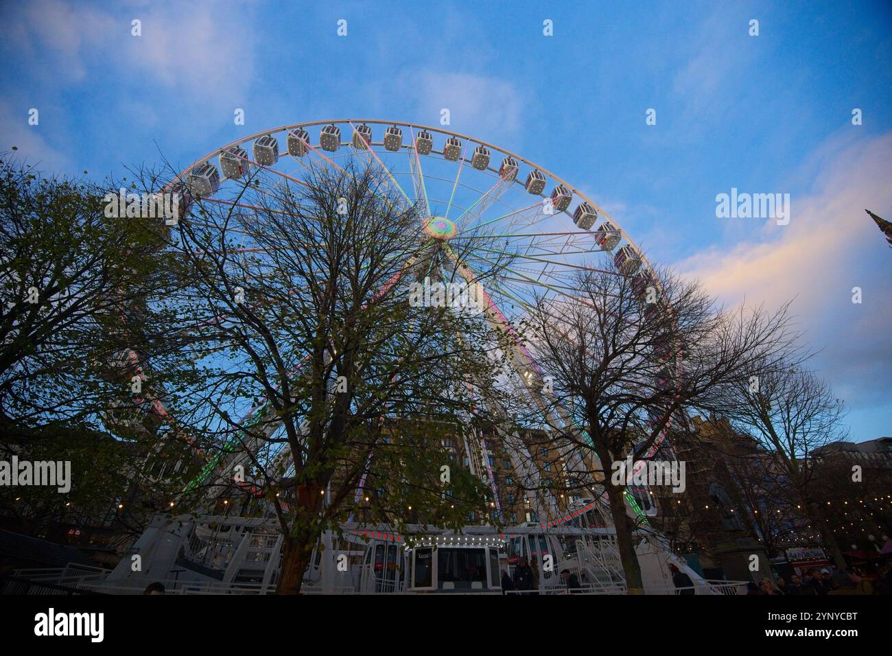 Edimburgo, Scozia, mercoledì 27 novembre 2024 la grande ruota panoramica LNER sovrasta lo skyline di Edimburgo a 46 metri di altezza, offrendo ai passeggeri una prospettiva unica della città spettacolare con la sua storica città vecchia, il castello di Edimburgo e il posto a sedere ArthurÕs, oltre a scintillanti vedute serali delle attrazioni di Natale di EdinburghÕs. Aperto dalle 10.00 C alle 22.00, la grande ruota LNER illuminerà il centro della città fino a sabato 4 gennaio 2025. L'operatore ferroviario, LNER, collega con facilità milioni di clienti alla capitale scozzese ogni anno e sponsorizzerà la Big Wheel di EdinburghÕs Chris Foto Stock