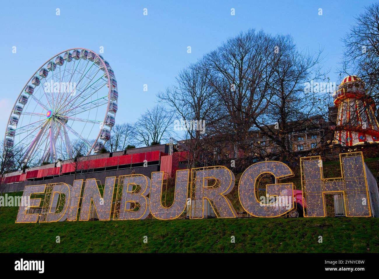 Edimburgo, Scozia, mercoledì 27 novembre 2024 la grande ruota panoramica LNER sovrasta lo skyline di Edimburgo a 46 metri di altezza, offrendo ai passeggeri una prospettiva unica della città spettacolare con la sua storica città vecchia, il castello di Edimburgo e il posto a sedere ArthurÕs, oltre a scintillanti vedute serali delle attrazioni di Natale di EdinburghÕs. Aperto dalle 10.00 C alle 22.00, la grande ruota LNER illuminerà il centro della città fino a sabato 4 gennaio 2025. L'operatore ferroviario, LNER, collega con facilità milioni di clienti alla capitale scozzese ogni anno e sponsorizzerà la Big Wheel di EdinburghÕs Chris Foto Stock