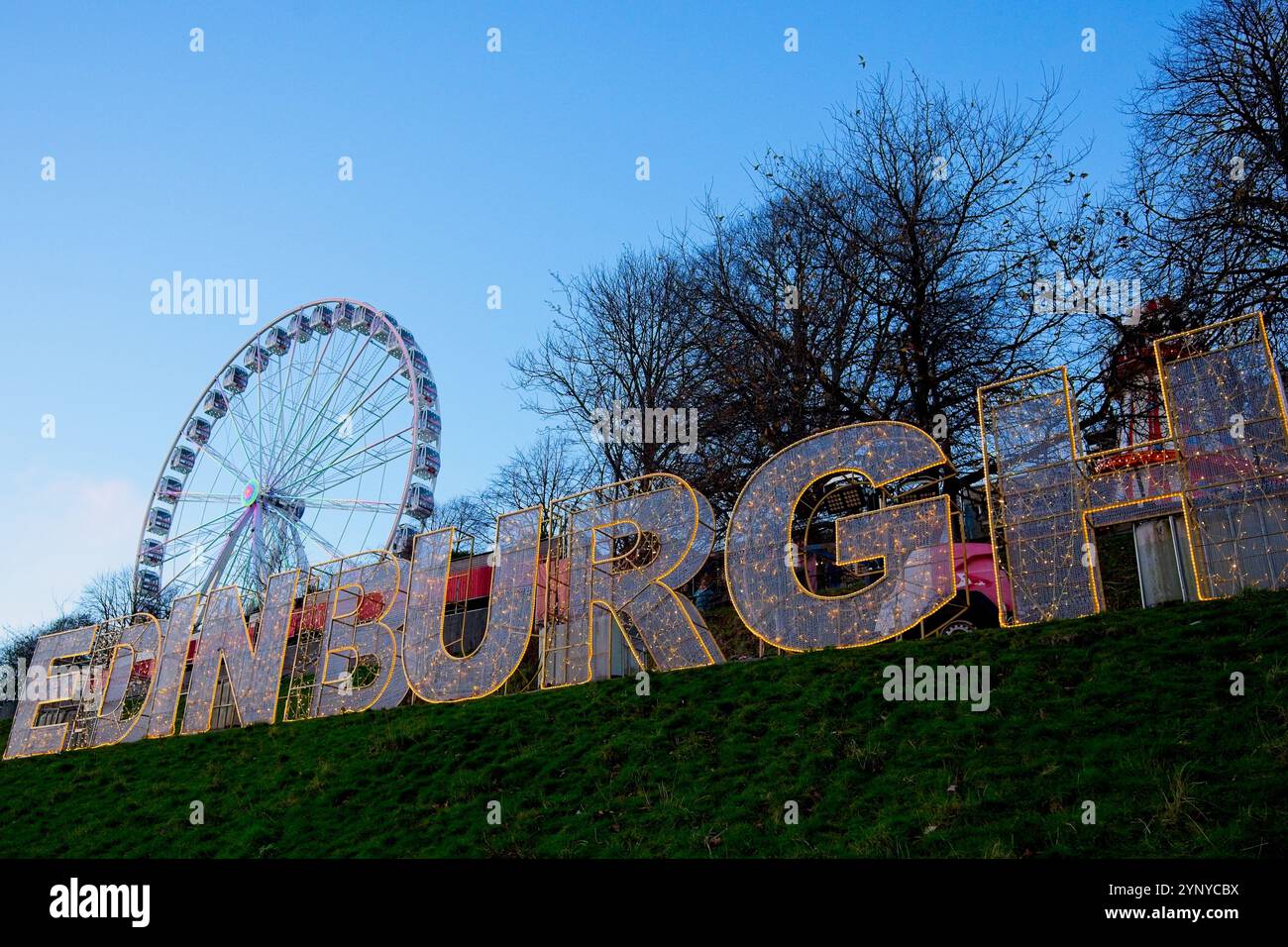 Edimburgo, Scozia, mercoledì 27 novembre 2024 la grande ruota panoramica LNER sovrasta lo skyline di Edimburgo a 46 metri di altezza, offrendo ai passeggeri una prospettiva unica della città spettacolare con la sua storica città vecchia, il castello di Edimburgo e il posto a sedere ArthurÕs, oltre a scintillanti vedute serali delle attrazioni di Natale di EdinburghÕs. Aperto dalle 10.00 C alle 22.00, la grande ruota LNER illuminerà il centro della città fino a sabato 4 gennaio 2025. L'operatore ferroviario, LNER, collega con facilità milioni di clienti alla capitale scozzese ogni anno e sponsorizzerà la Big Wheel di EdinburghÕs Chris Foto Stock