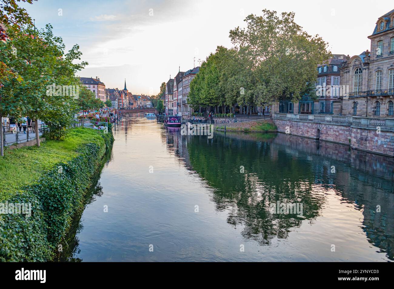 STRASBURGO, GRAND EST, FRANCIA - CIRCA AGOSTO 2023: Quai Saint-Nicolas di Strasburgo città in Francia. Foto Stock