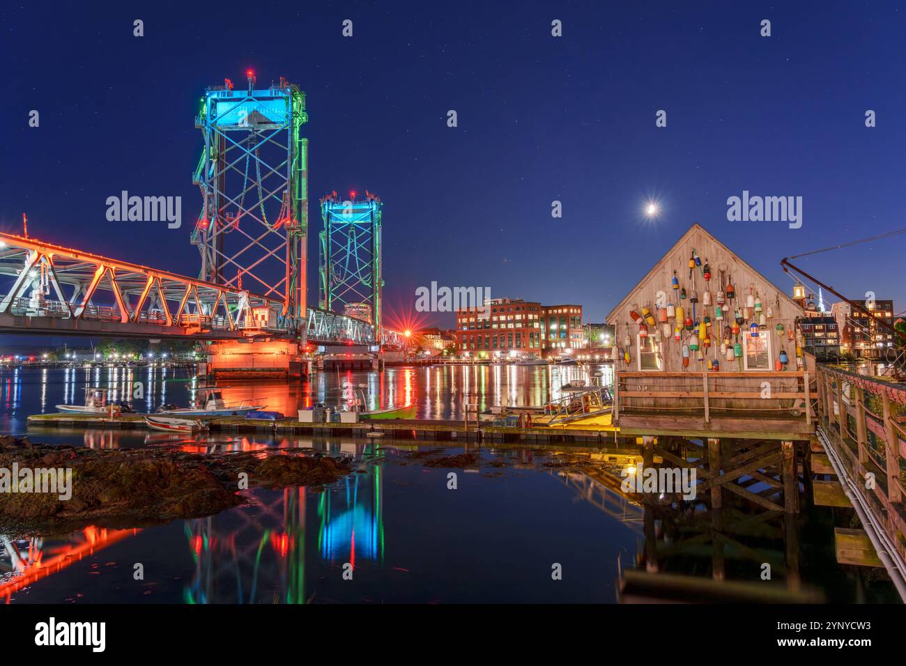 Lobster Shack al tramonto e High Tide, Memorial Bridge con Portsmouth Skyline Badgers Island, Kittery, Maine New England, USA Foto Stock