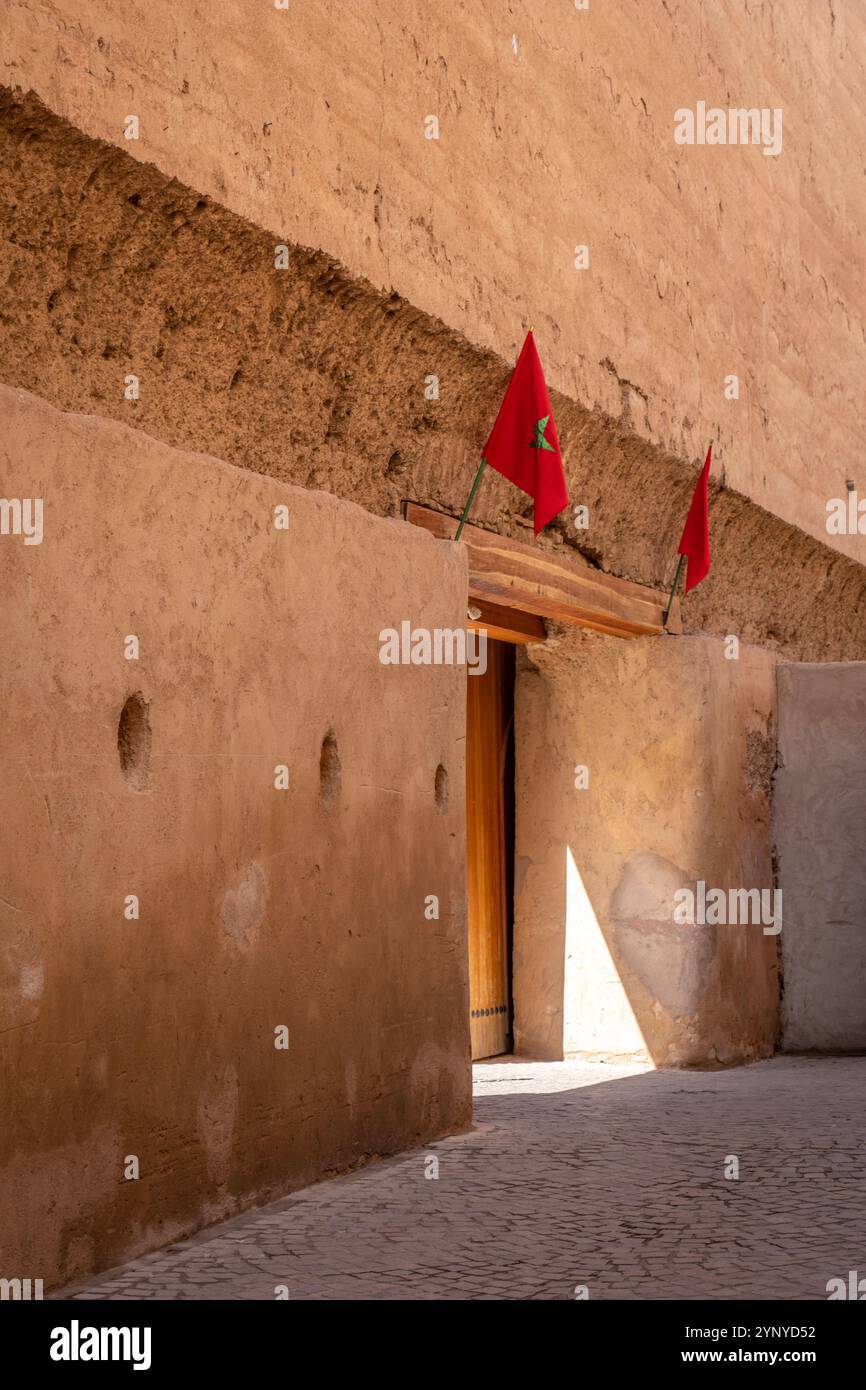 Ingresso al Palazzo El Badii a Marrakech sorvegliato da due bandiere nazionali, il Marocco Foto Stock