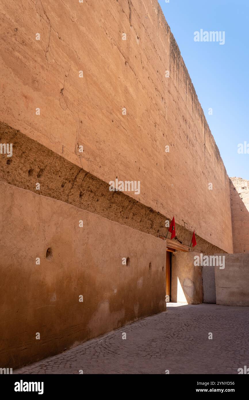 Ingresso al Palazzo El Badii a Marrakech sorvegliato da due bandiere nazionali, il Marocco Foto Stock