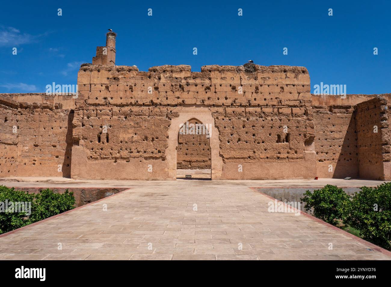 Cortile interno all'aperto del Palazzo El Badii a Marrakech, catturato alla luce del giorno Foto Stock