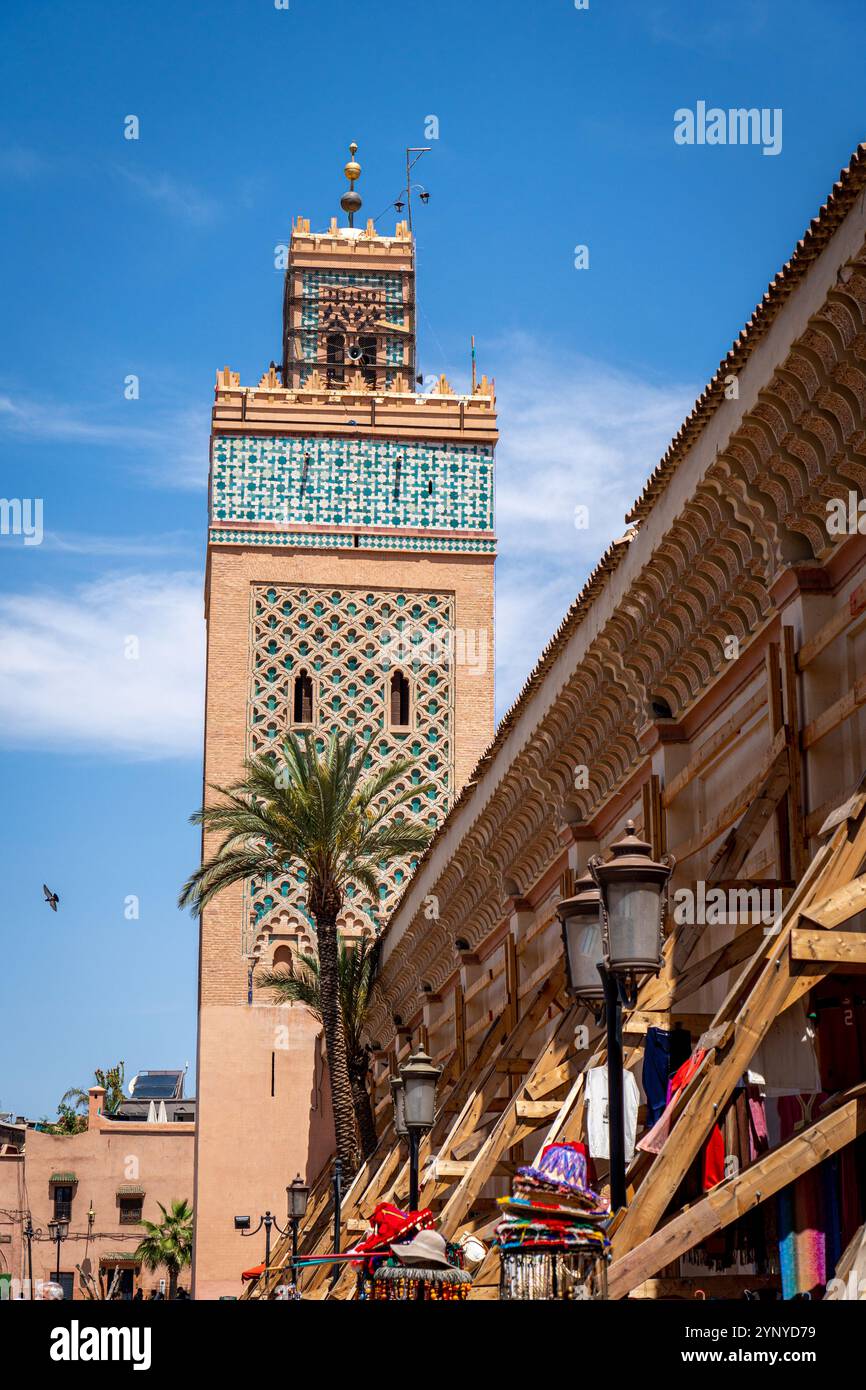 Primo piano della Torre della Moschea di Moulay al-Yazid a Marrakech in un giorno di sole, Marocco Foto Stock