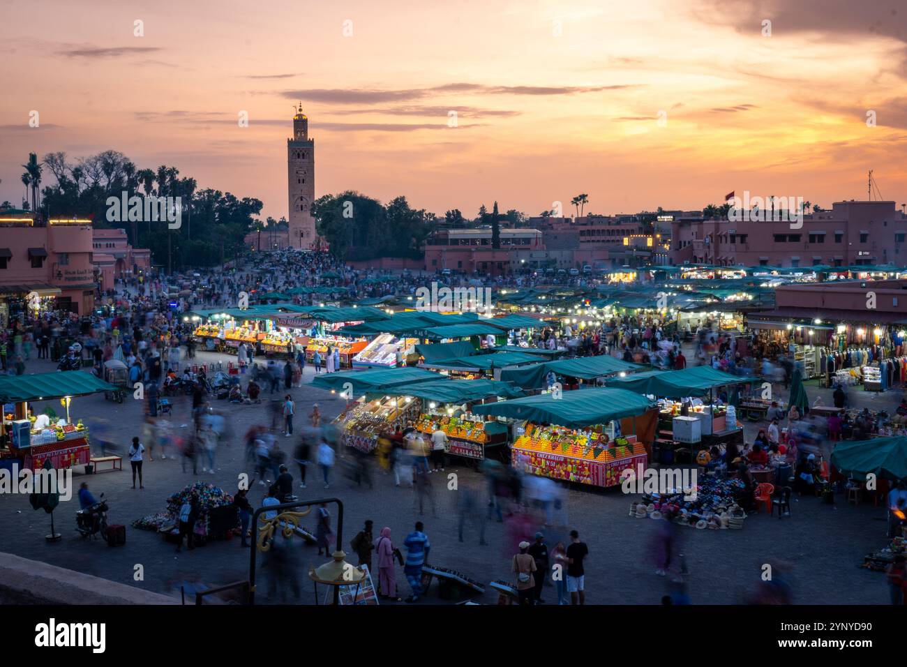 Piazza Jemaa el Fnaa al tramonto a Marrakech, Marocco Foto Stock