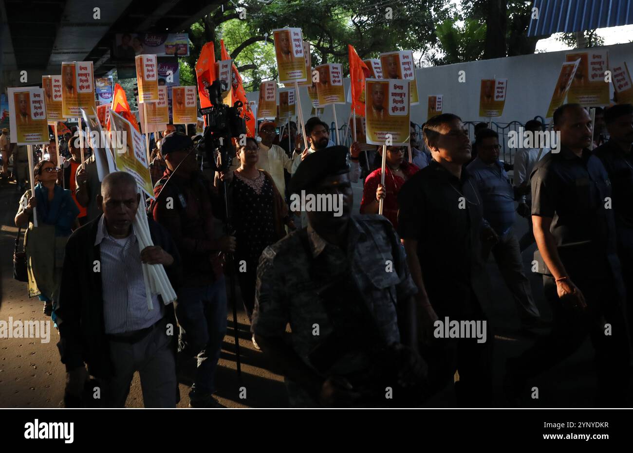 Kolkata, Bengala Occidentale, India. 27 novembre 2024. Gli attivisti del Bharatiya Janata Party (BJP) gridano slogan e portano cartelli durante una manifestazione di protesta verso l'alta Commissione del Bangladesh a Kolkata, India, il 27 novembre 2024. La manifestazione è organizzata in risposta al recente arresto del prete dell'ISKCON Bangladesh Chinmoy Krishna Das da parte della polizia di Dacca. (Immagine di credito: © Rupak De Chowdhuri/ZUMA Press Wire) SOLO PER USO EDITORIALE! Non per USO commerciale! Foto Stock