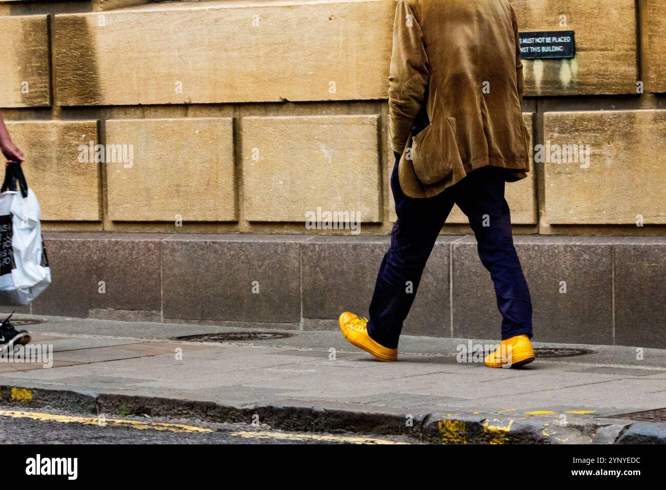 Il camminatore giallo Foto Stock
