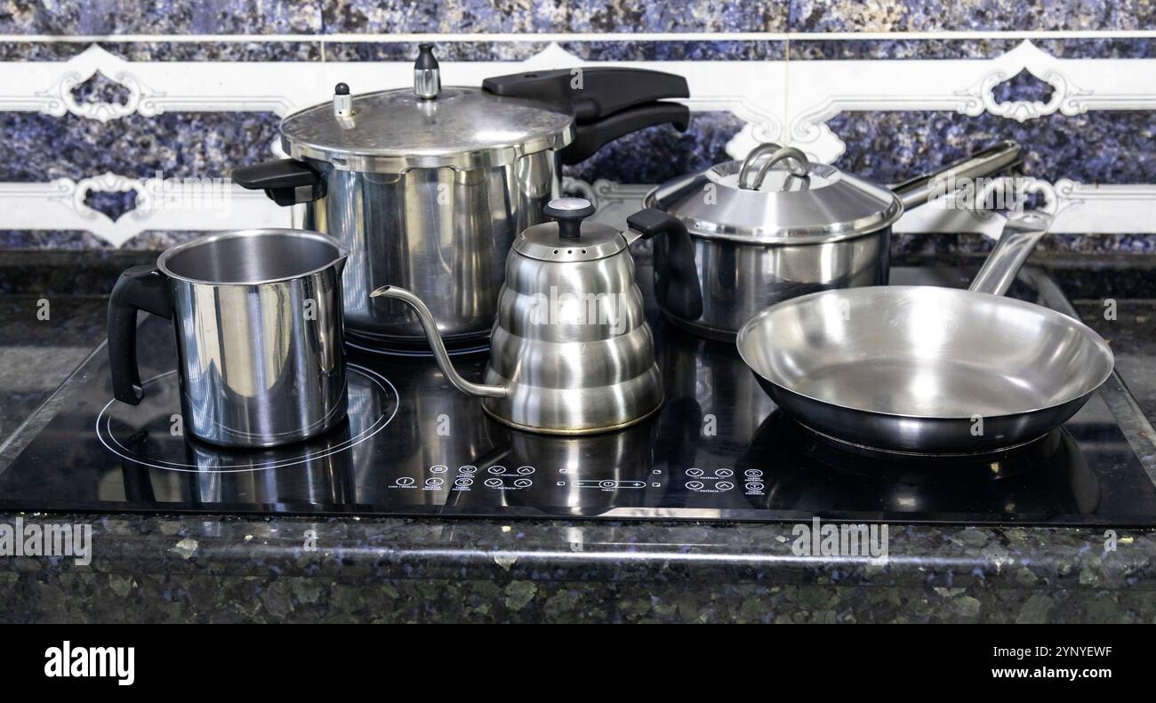 Varie pentole, padelle e utensili da cucina in acciaio inossidabile Foto Stock