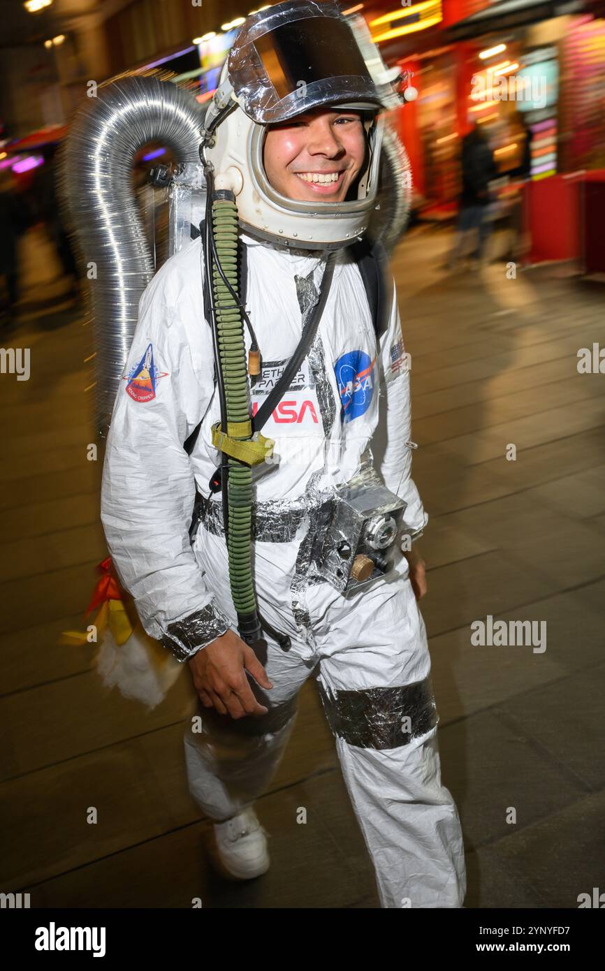 Un uomo vestito da astronauta che celebra Halloween, Leicester Square, Londra, Regno Unito. 31 ottobre 2024 Foto Stock