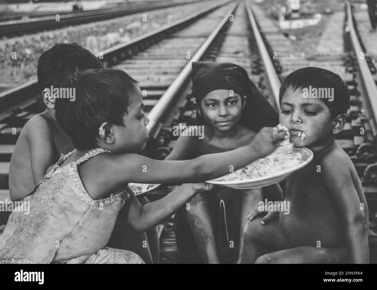 Bambini di strada . I bambini che vivono per strada in Bangladesh devono affrontare privazioni, povertà estrema, malnutrizione, malattie, analfabetismo e violenza Foto Stock