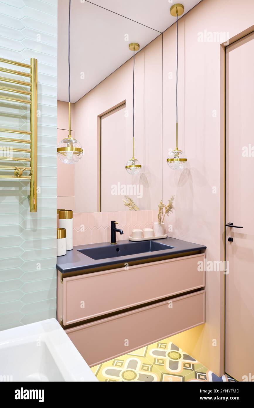 Scoprite il moderno design del bagno con dettagli eleganti e finiture di qualità Premium Foto Stock