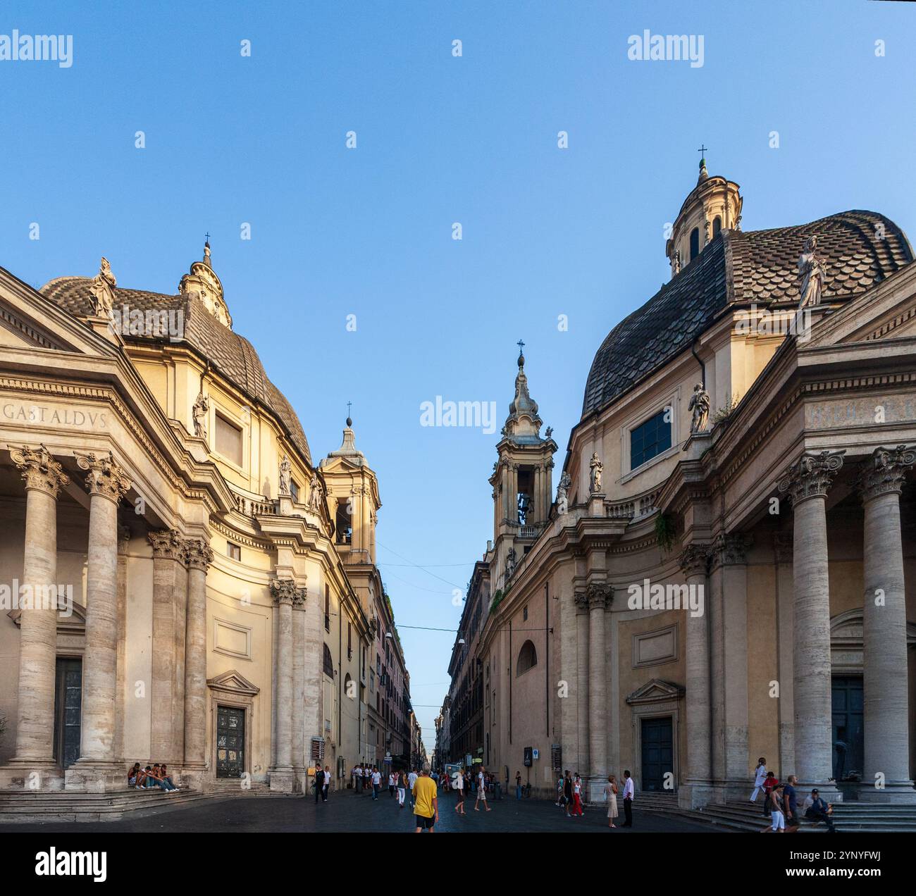 Roma, Italia, luglio 2017, i visitatori camminano tra le chiese di Santa Maria dei Miracoli e di Montesanto in via del corso nel vivace cuore di Roma. Foto Stock