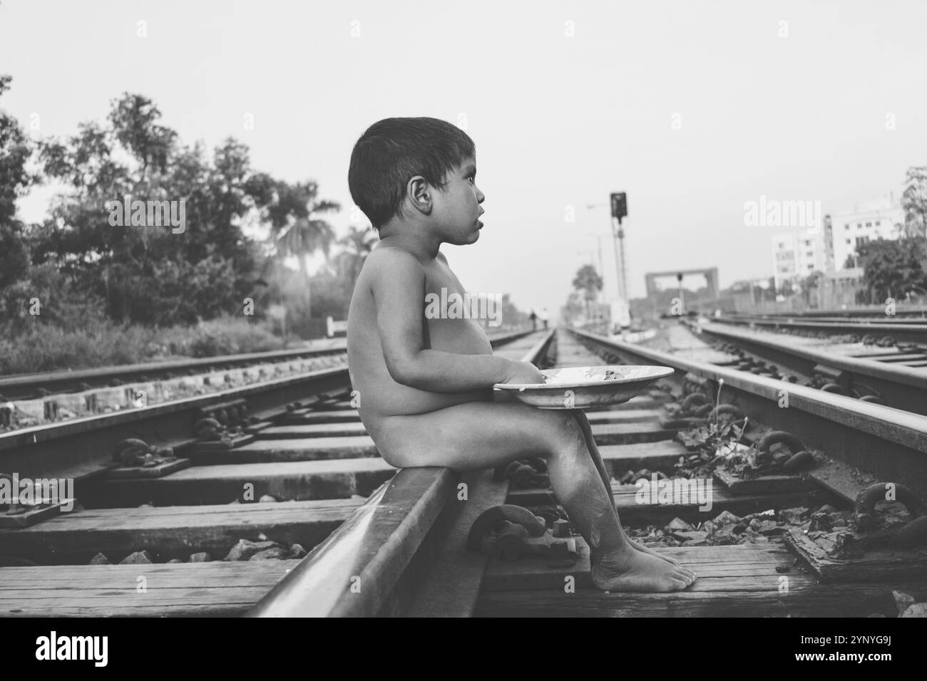 Bambini di strada . I bambini che vivono per strada in Bangladesh devono affrontare privazioni, povertà estrema, malnutrizione, malattie, analfabetismo e violenza Foto Stock