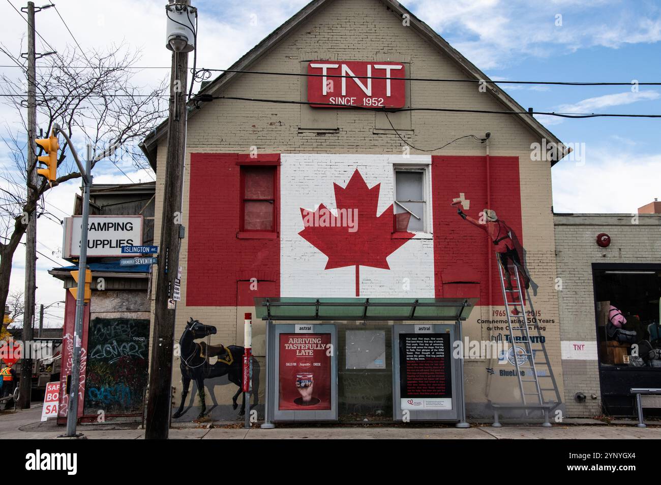 Murale di bandiera canadese TNT su Lakeshore Boulevard West a Etobicoke, Toronto, Ontario, Canada Foto Stock