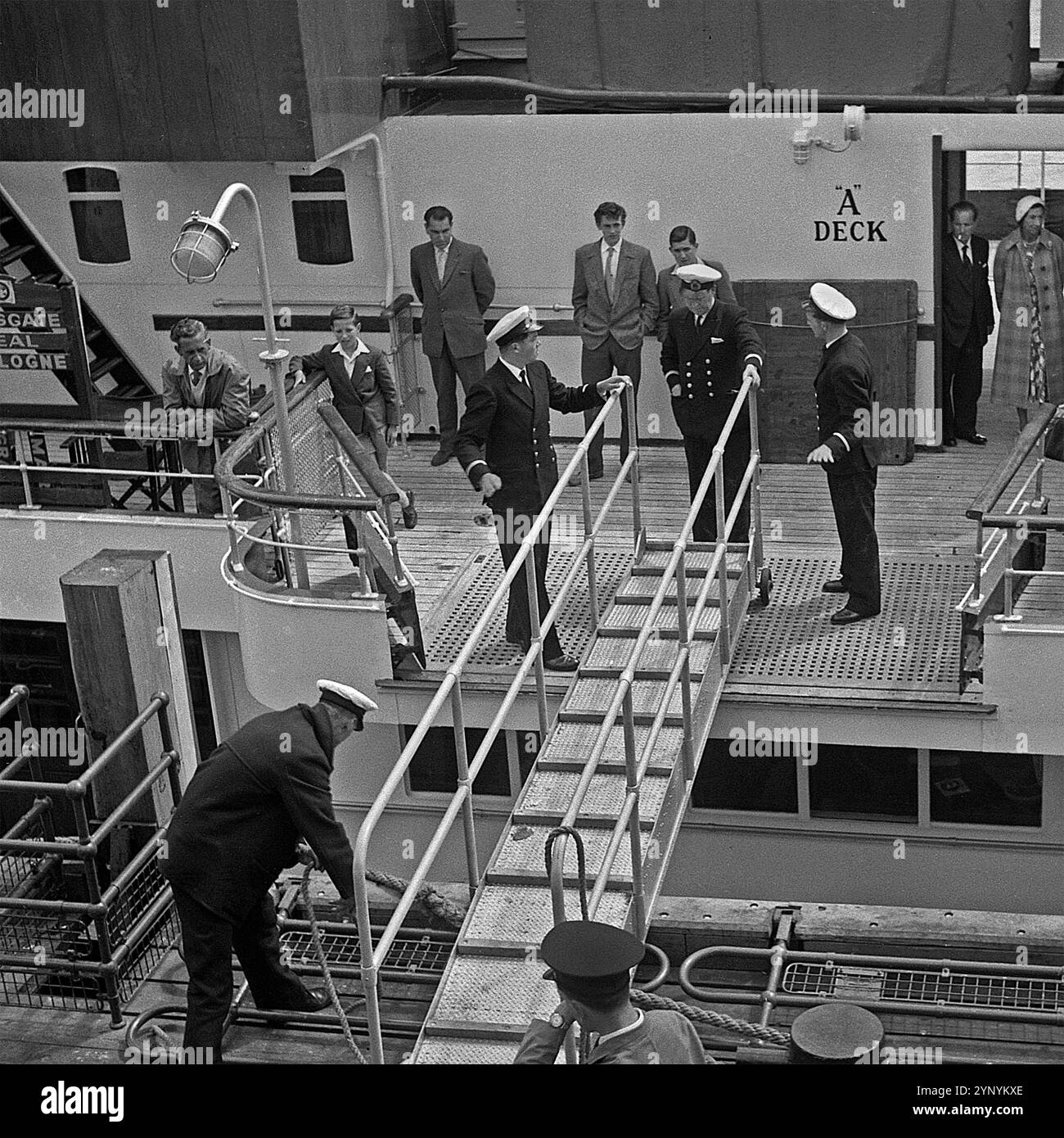 Gli ufficiali della nave e il capitano si consultano prima dello sbarco dei passeggeri dal traghetto 1950 Foto Stock