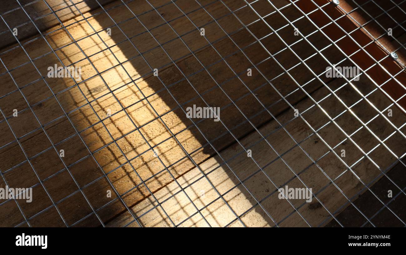pavimentazione in metallo su tavole di legno in gioco di luce e ombra come sfondo volumetrico multitesturizzato astratto Foto Stock