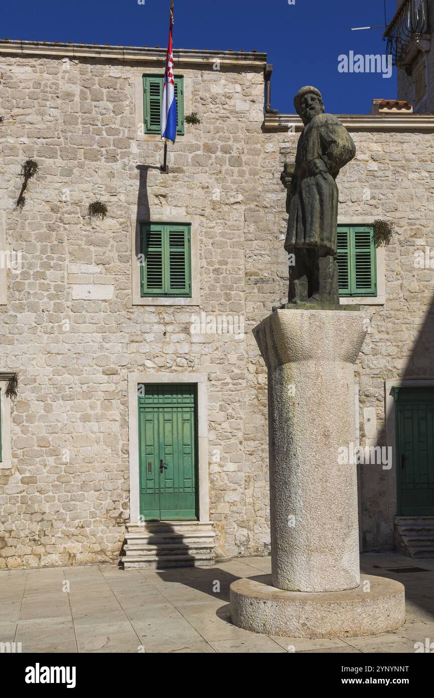 Statua della figura storica Giorgio da Sebenico / Juraj Dalmatinac di fronte a un vecchio edificio in pietra, Piazza della Cattedrale, Sibenico, Croazia, Europa Foto Stock