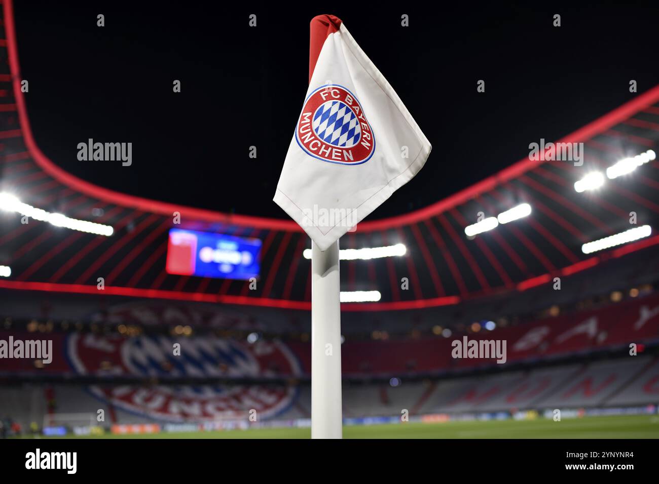 Tiro notturno, bandiera d'angolo con logo FC Bayern Monaco FCB, Champions League, Allianz Arena, Monaco, Baviera, Germania, Europa Foto Stock