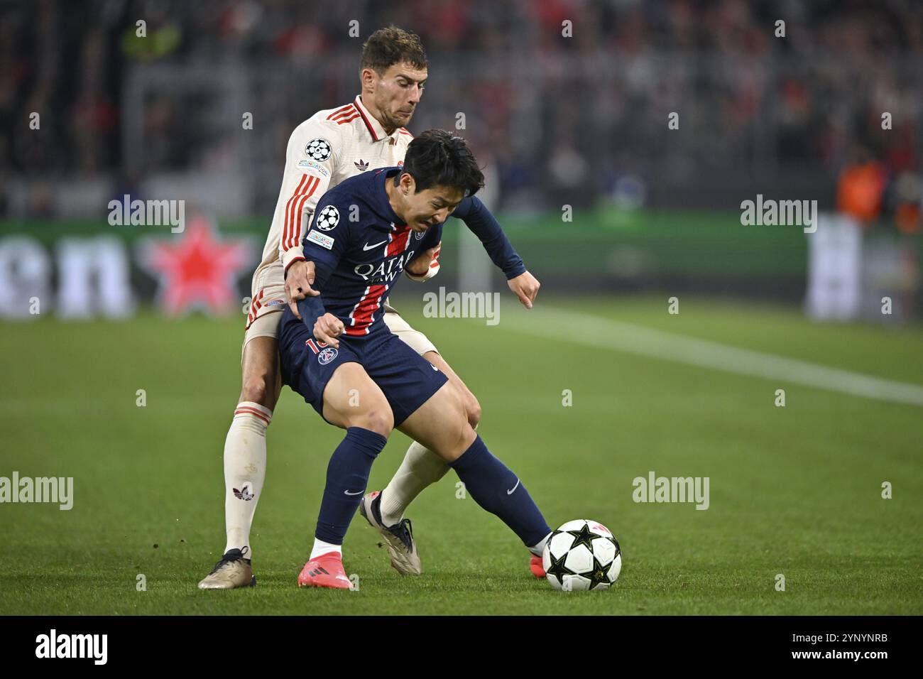 Tackle, azione, fallo, Leon Goretzka FC Bayern Muenchen FCB (08) contro Kang-in Lee FC Paris Saint-Germain PSG (19) Champions League, Allianz Arena, Monaco di Baviera Foto Stock