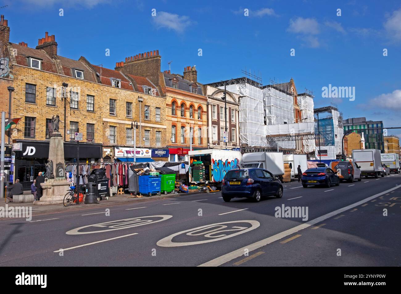 Il mercato delle automobili banchina appartamenti edifici terrazzati sulla trafficata Whitechapel Road nell'est di Londra E1 Inghilterra Regno Unito Gran Bretagna 2024 KATHY DEWITT Foto Stock