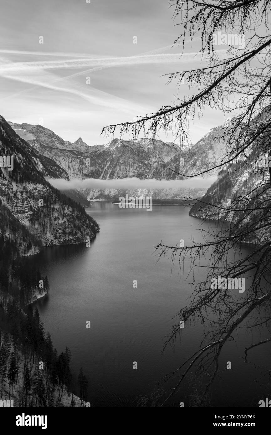 Lago Plansee vicino a Reutte Tirolo in bianco e nero con nuvole nella valle Foto Stock