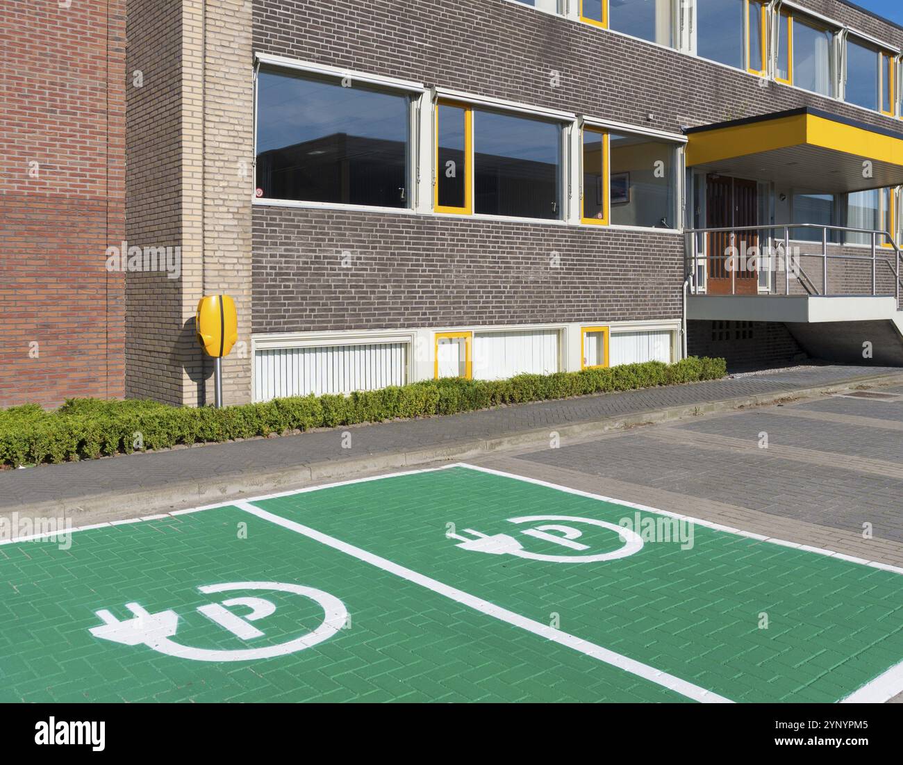 Parcheggio e stazione di ricarica per auto elettriche Foto Stock