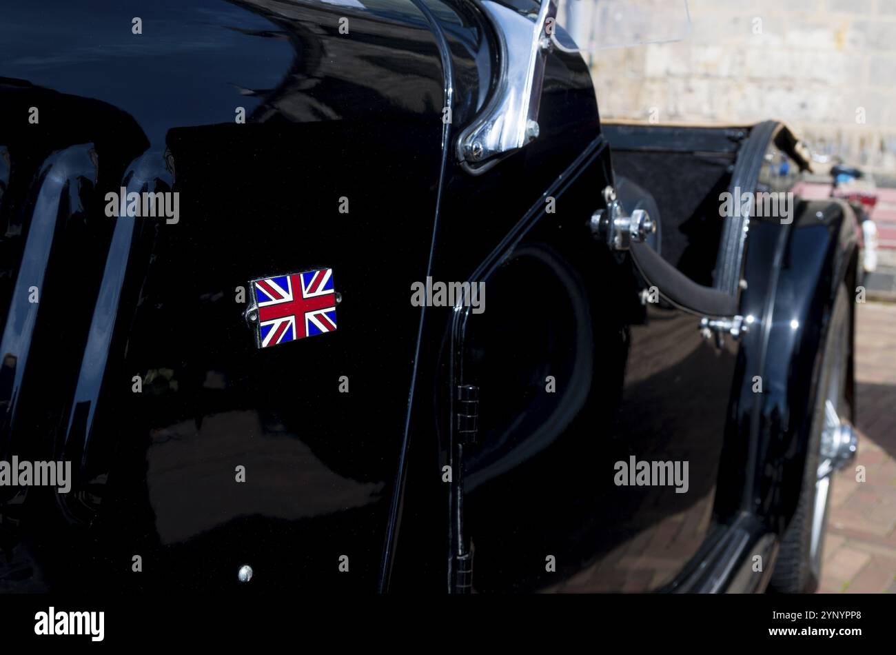 Auto d'epoca nera con bandiera inglese durante il 14° tour arancione. Questo tour annuale si svolge durante le celebrazioni del compleanno del re, una festa nazionale Foto Stock