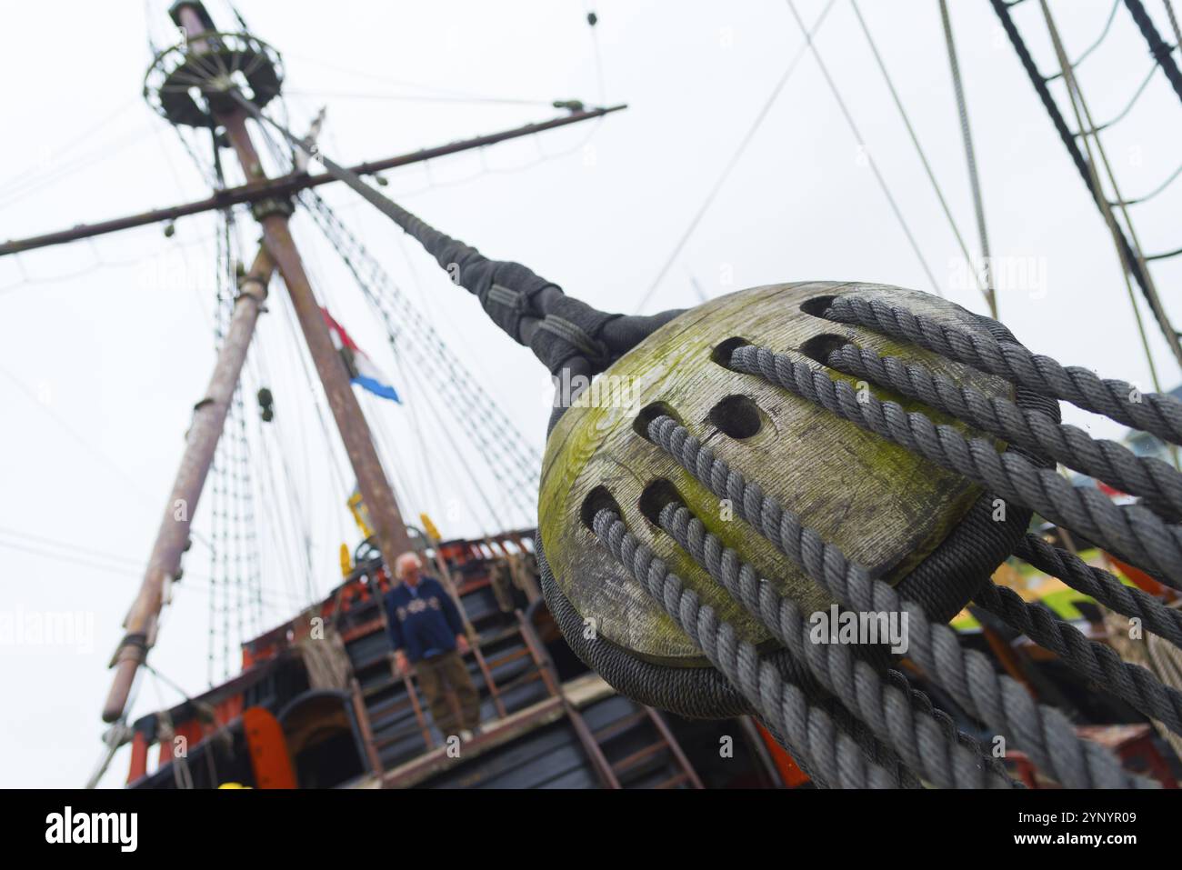 Antica puleggia in legno per barche a vela su una vecchia nave olandese VOC restaurata Foto Stock