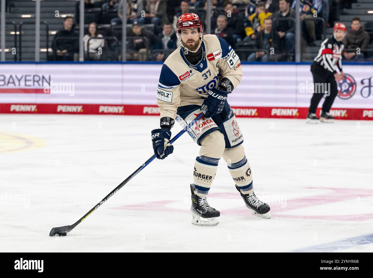 Thomas Larkin (Schwenninger Wild Wings, n. 37). GER, EHC Red Bull Muenchen vs. Schwenninger Wild Wings, Eishockey, DEL, 20. Spieltag, Saison 2024/2025, 26.11.2024. Foto: Eibner-Pressefoto/Heike Feiner Foto Stock