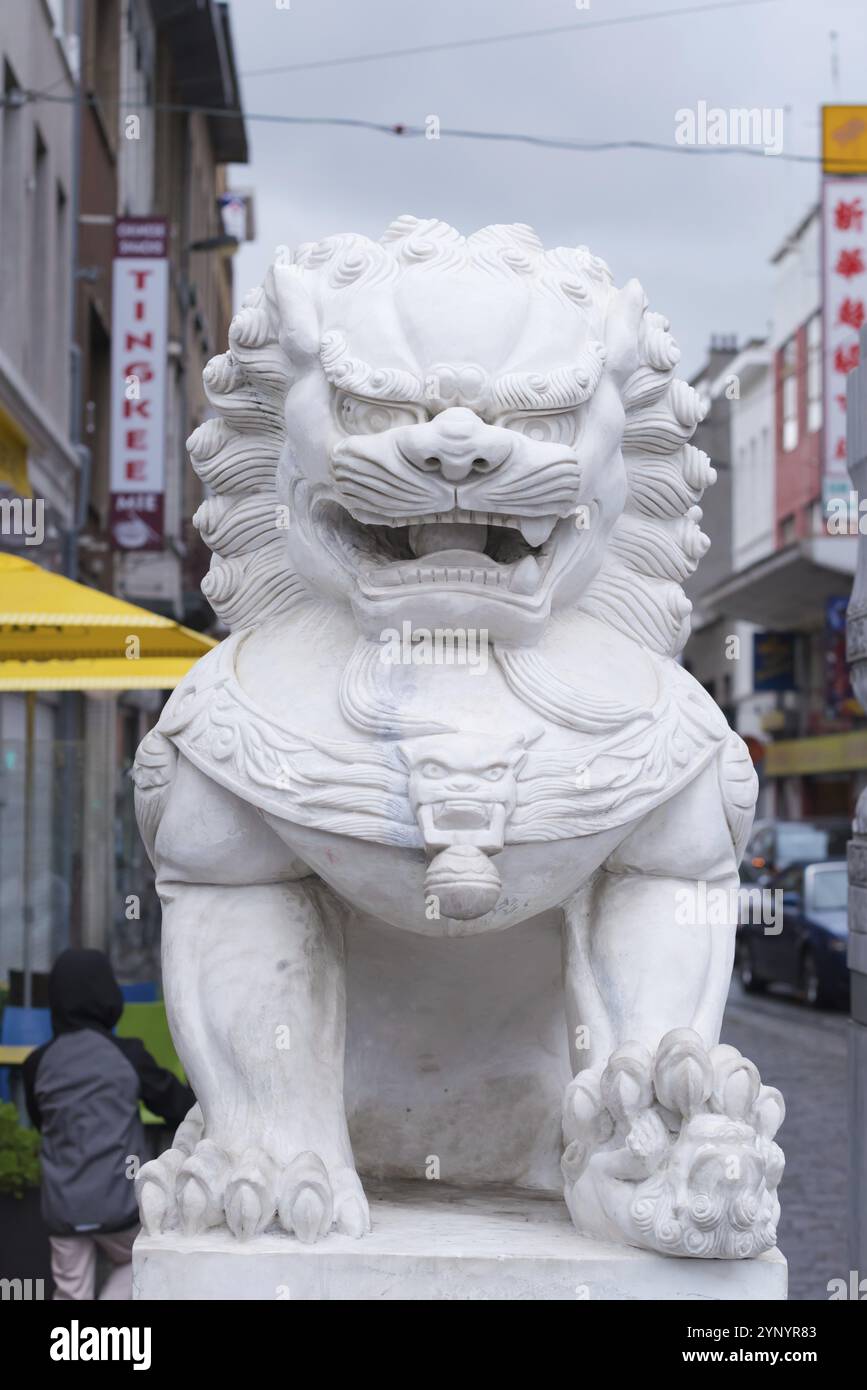 ANVERSA, BELGIO, 2 OTTOBRE 2016: Statua di un leone tempio cinese bianco di fronte all'area cinese di anversa Foto Stock