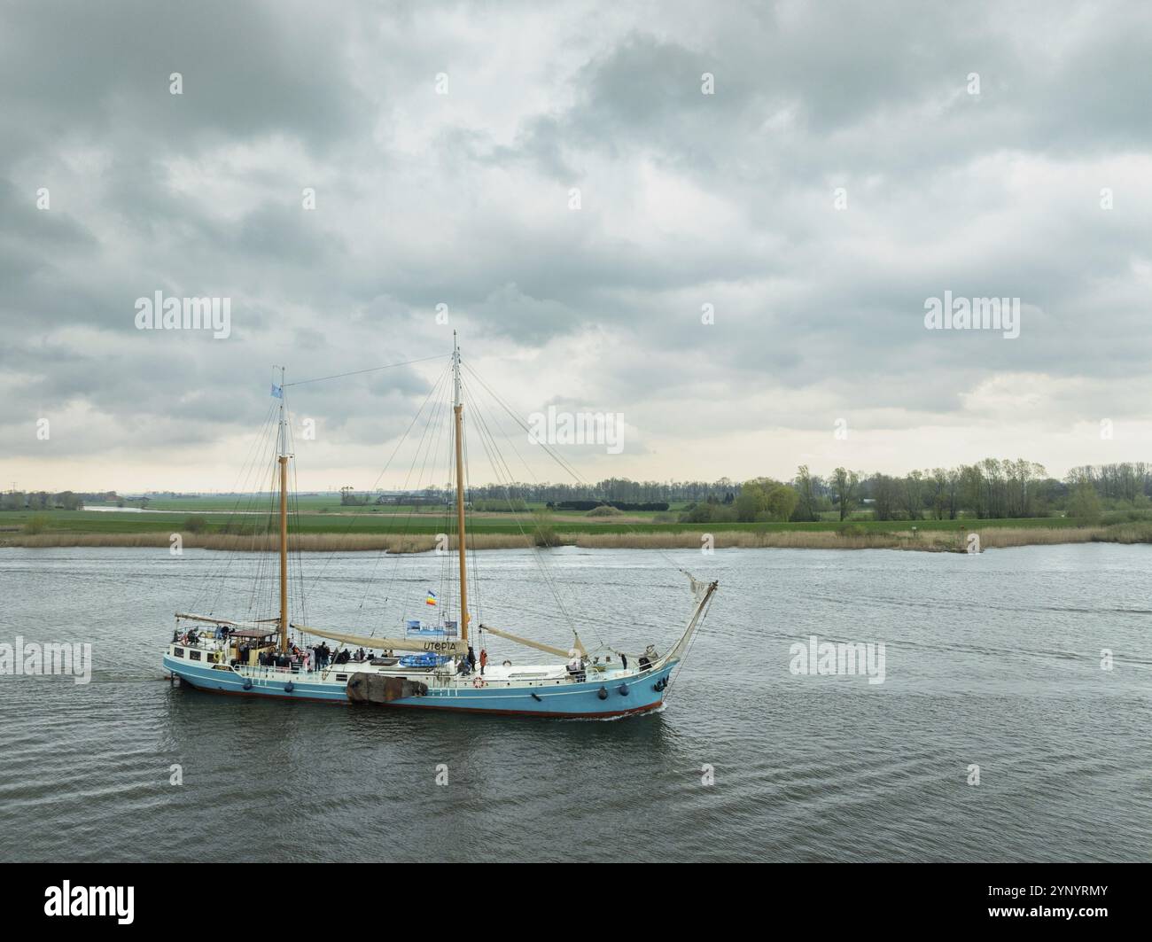 KAMPEN, PAESI BASSI, 30 MARZO 2024: Barca a vela Utopia clipper che fa una svolta sul fiume IJssel. La nave è stata costruita nel 1903 e ha una lunghezza di 42 m. Foto Stock