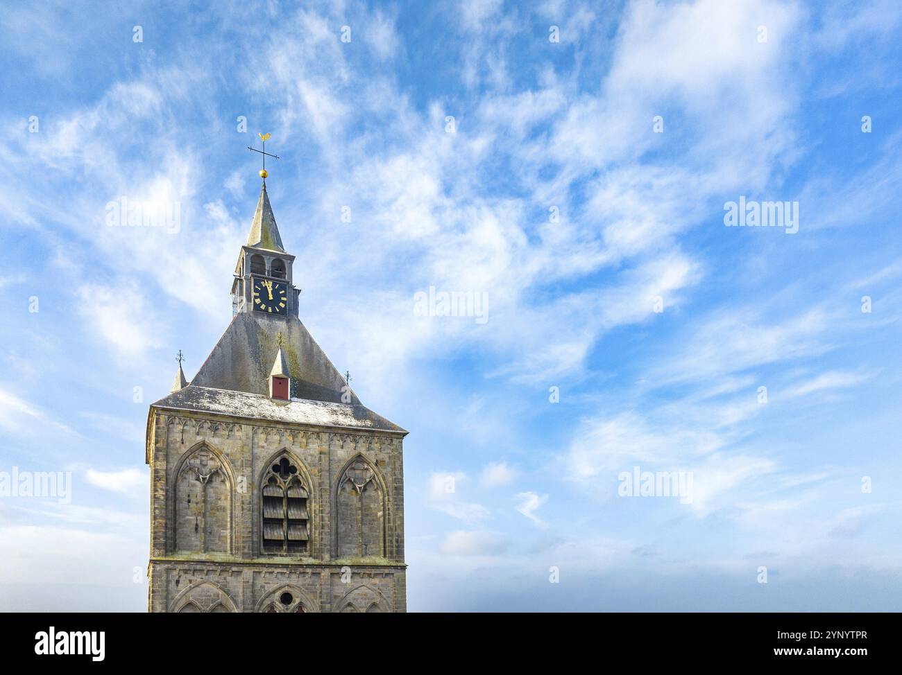 Foto aerea della torre della basilica del Plechelmus a Oldenzaal, Paesi Bassi Foto Stock