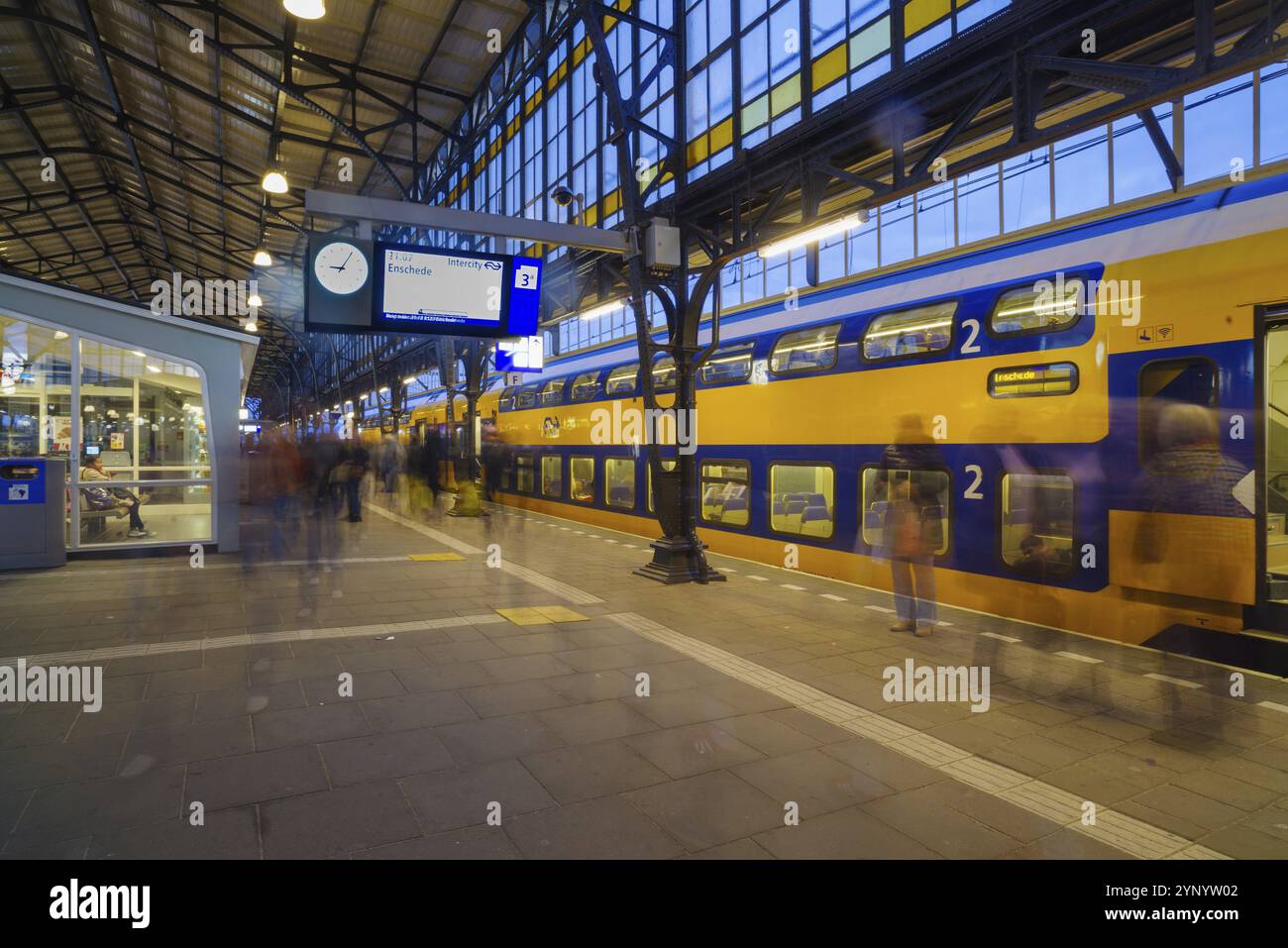 HENGELO, PAESI BASSI, 2 MAGGIO 2023: Esterno della stazione ferroviaria di Hengelo. La stazione è stata aperta il 18 ottobre 1865 e ha subito un importante rinnovo Foto Stock