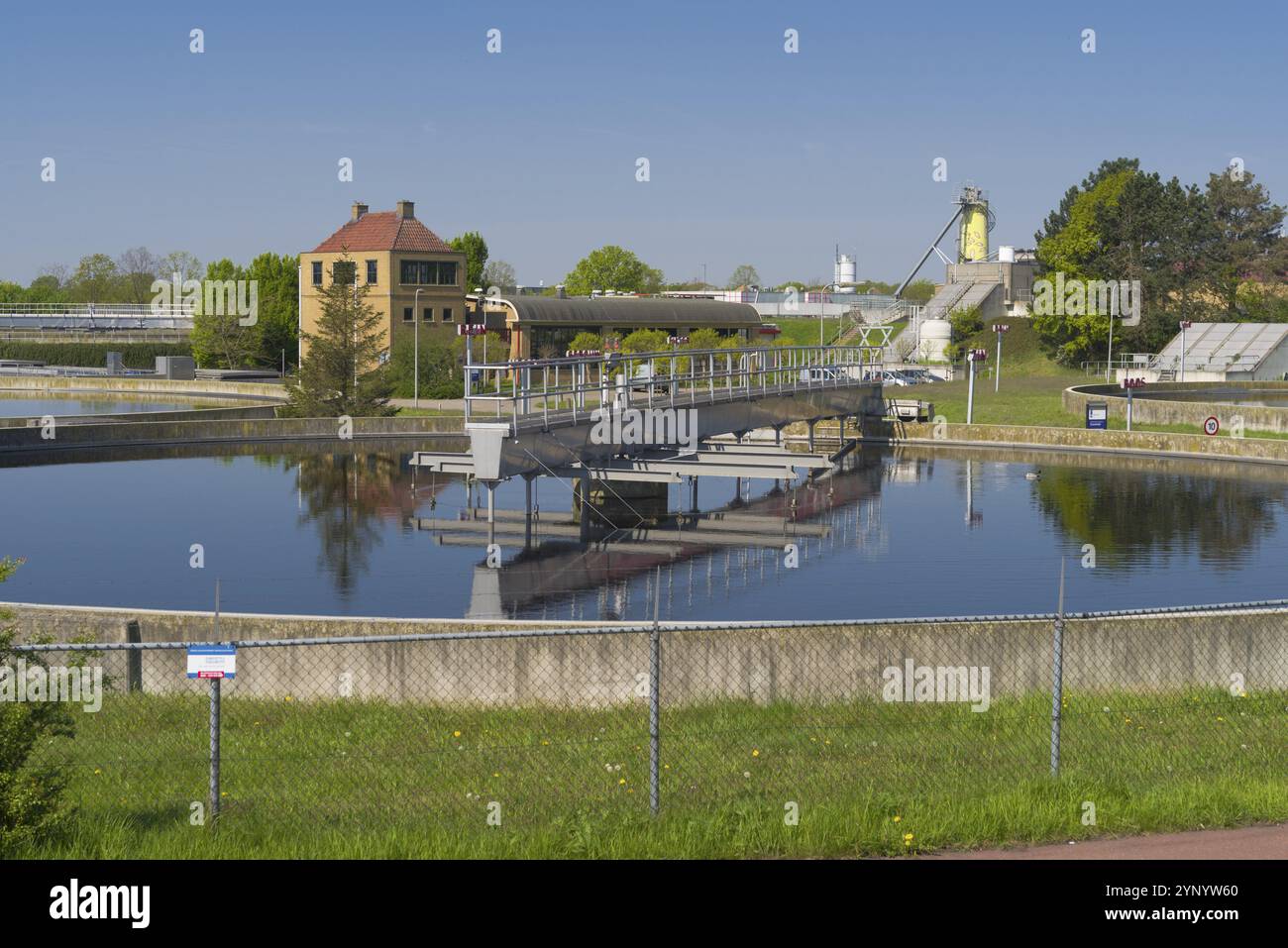 Urbano moderno impianto di trattamento delle acque reflue Foto Stock